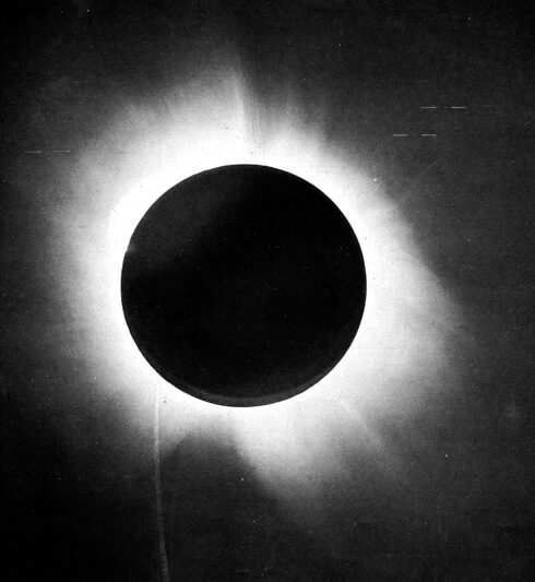 A black and white photograph of the totally eclipsed Sun on 29 May 1919, with the corona glowing around the dark Moon.
